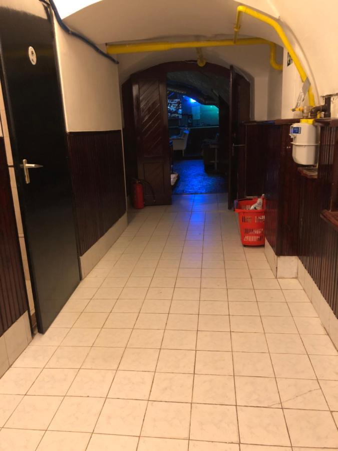 Whole Basement Former Pub 5 For Stag Do Budapest Ngoại thất bức ảnh
