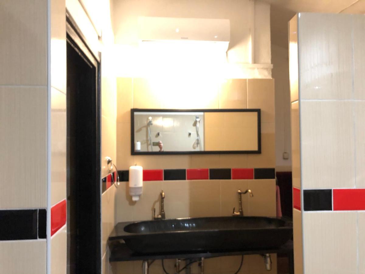 Whole Basement Former Pub 5 For Stag Do Budapest Ngoại thất bức ảnh
