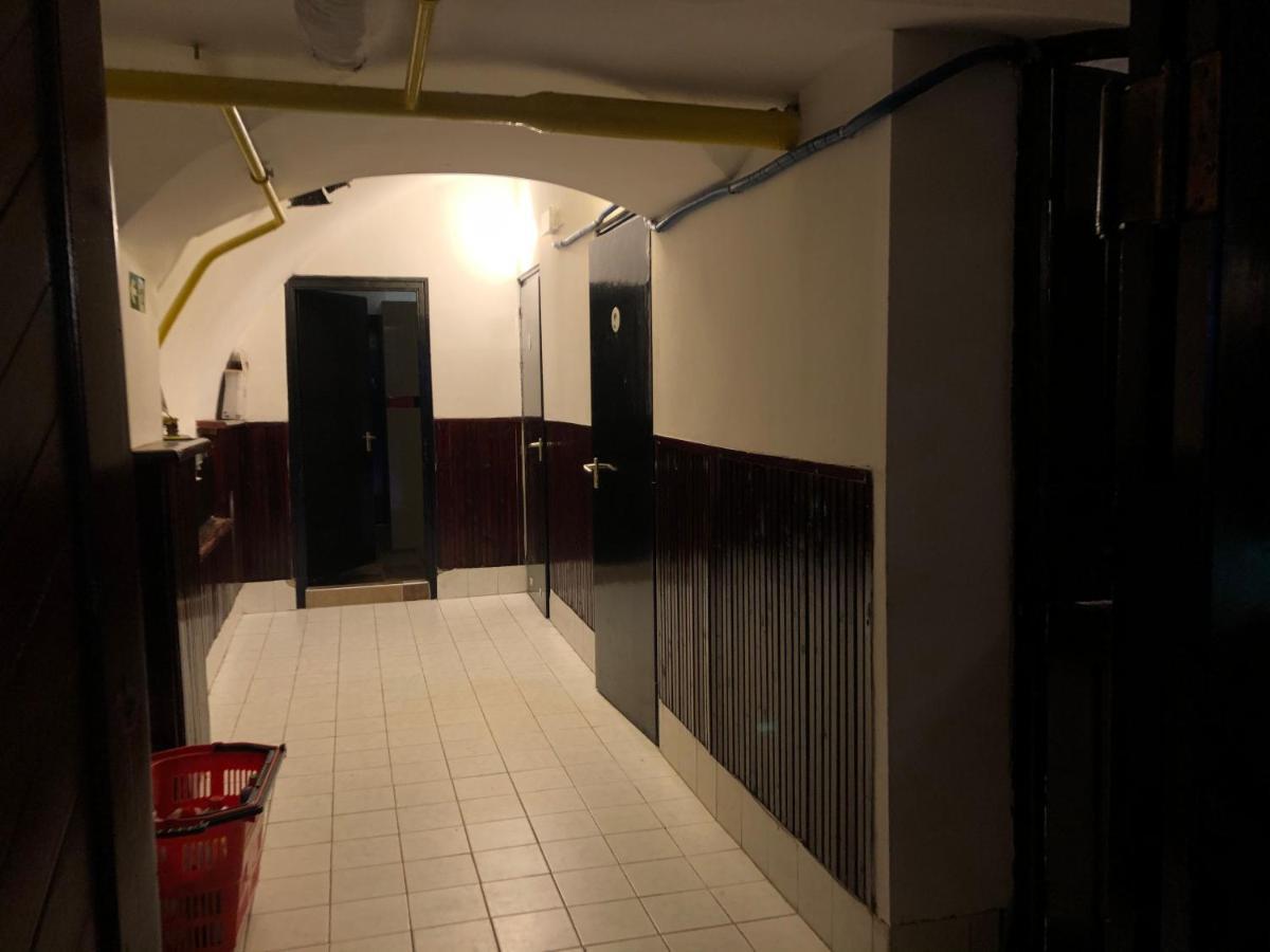 Whole Basement Former Pub 5 For Stag Do Budapest Ngoại thất bức ảnh