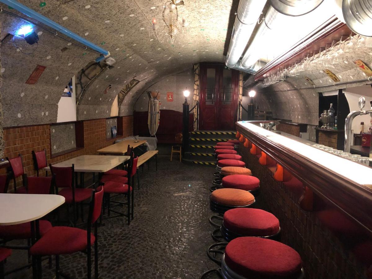 Whole Basement Former Pub 5 For Stag Do Budapest Ngoại thất bức ảnh