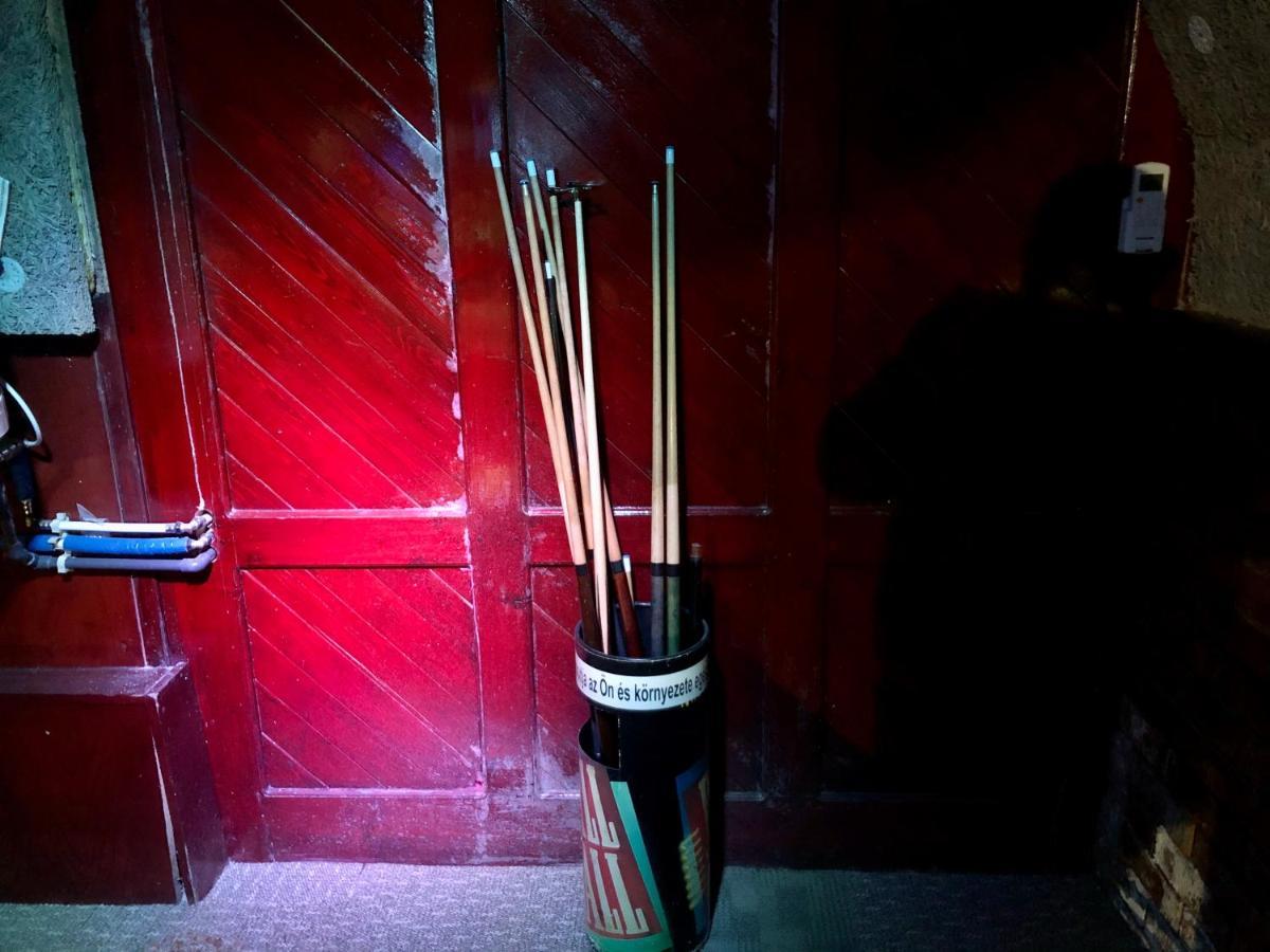 Whole Basement Former Pub 5 For Stag Do Budapest Ngoại thất bức ảnh