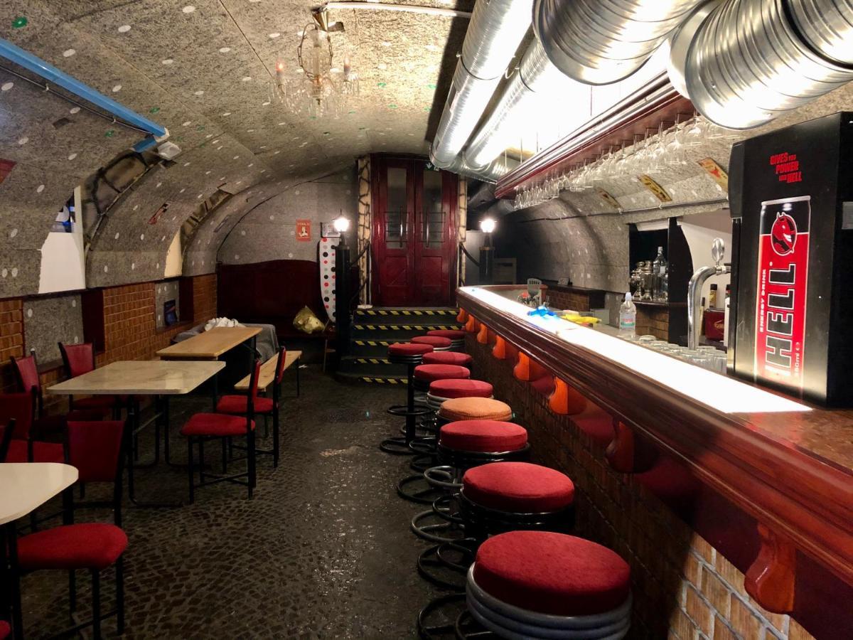 Whole Basement Former Pub 5 For Stag Do Budapest Ngoại thất bức ảnh