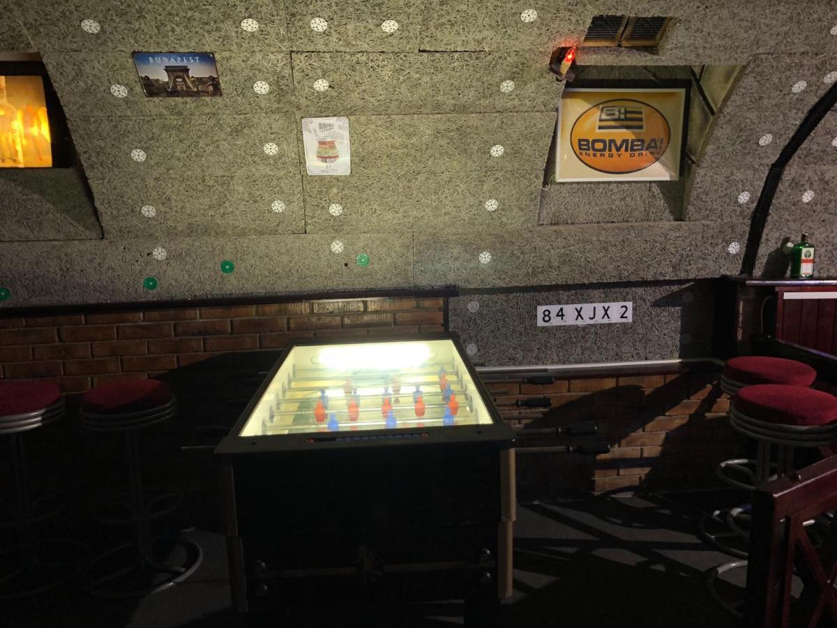 Whole Basement Former Pub 5 For Stag Do Budapest Ngoại thất bức ảnh